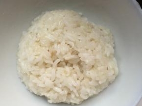 将剩米饭混合适量的寿司醋搅拌均匀，放在一旁静置30分钟