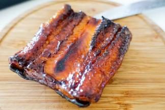 海苔片切成细条，烤鳗鱼切成相同大小