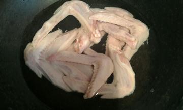 鸭翅解冻清洗干净，放入盐水中焯水，焯水之后捞出清洗一下控干水分