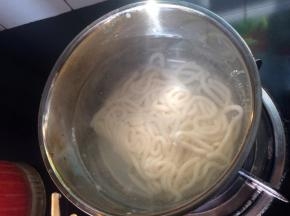 乌冬面下开水锅中焯1-2分钟后捞出