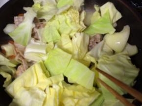 炒锅放油，把猪肉倒入翻炒，变色后把菜放进去炒至断生