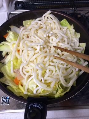 倒入乌冬面，转小火翻炒，加蚝油、酱油、白糖和鸡精调味，炒匀炒熟后出锅