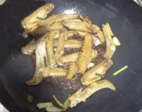 倒入生抽和老抽翻炒至上色均匀