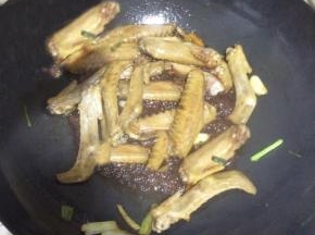 倒入生抽和老抽翻炒至上色均匀
