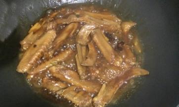 开大火收汁，然后就可以装盘了