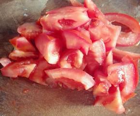 番茄洗干净，切成小块备用