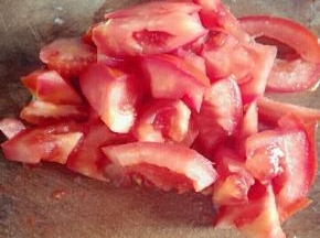 番茄洗干净，切成小块备用