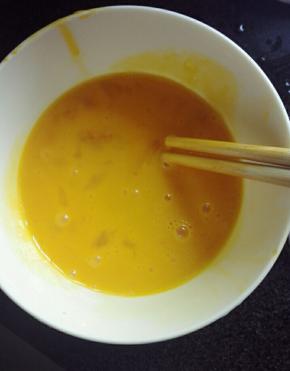 鸡蛋打散，加少许的盐，搅匀备用