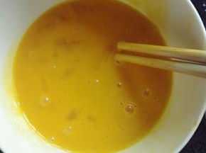 鸡蛋打散，加少许的盐，搅匀备用