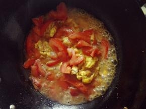 锅中热油，把鸡蛋倒进去凝固后翻炒成块，把切好的番茄倒入，炒熟后加盐和白糖，炒匀出锅
