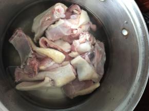 鸭肉洗净切成块，放入冷水中焯去血水
