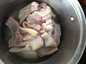 鸭肉洗净切成块，放入冷水中焯去血水