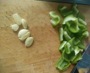 青椒去籽切成块状，大蒜和姜切好备用