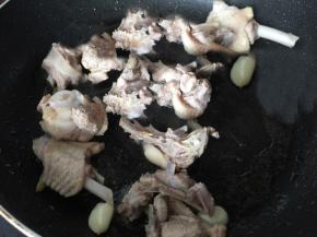 倒入鸭肉翻炒至变色