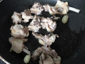 倒入鸭肉翻炒至变色
