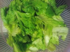 生菜洗好后用手撕成小片，沥干水分备用
