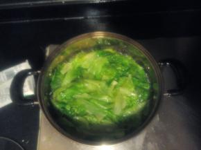 把生菜放进烧好的锅中，煮好后捞出