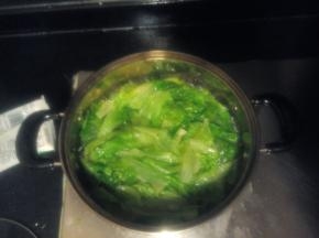 把生菜放进烧好的锅中，煮好后捞出