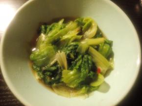 放入适量的酱油、盐、豆瓣酱、五香粉和少许蚝油，搅拌均匀即可