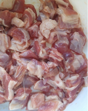 羊肉洗净之后切成相同的小块备用