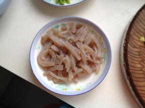 魔芋洗净，切成条状，辣椒切圈，葱姜蒜切末备用