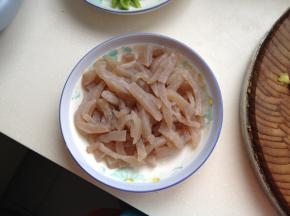 魔芋洗净，切成条状，辣椒切圈，葱姜蒜切末备用