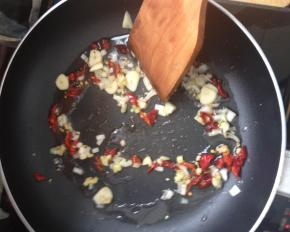 炒锅倒油，油温加热后放入辣椒和葱姜蒜爆香