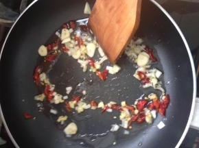 炒锅倒油，油温加热后放入辣椒和葱姜蒜爆香