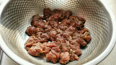 切好的羊肉用少量的盐和孜然粉，胡椒粉腌制半个小时