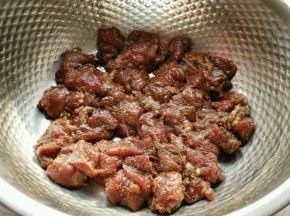 切好的羊肉用少量的盐和孜然粉，胡椒粉腌制半个小时