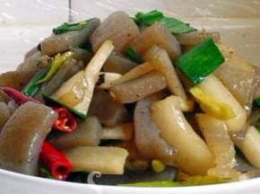 倒入魔芋条，快速翻炒约2分钟左右，放入盐、酱油、鸡精、醋，炒匀后出锅