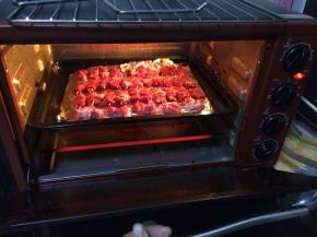 烤箱预热，220度烤5分钟