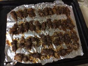 在肉上均匀的撒上辣椒面和孜然粉，再烤5分钟