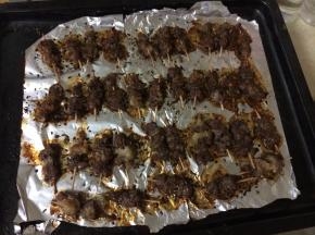 在肉上均匀的撒上辣椒面和孜然粉，再烤5分钟