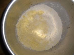 玉米面和面粉倒入碗中，放入适量花椒粉和食盐，加入凉开水和匀