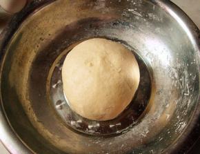 将面团分成小块，搓圆压扁