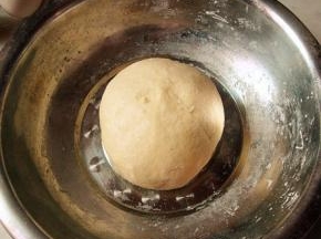 将面团分成小块，搓圆压扁