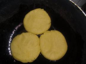 锅中放少许油，油开后用小火慢煎