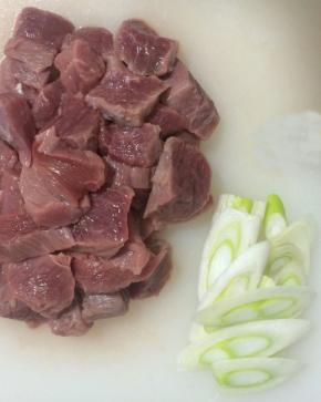 羊腿肉切成块状，大葱洗净葱花备用