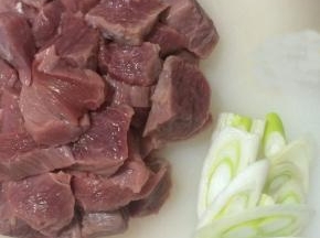 羊腿肉切成块状，大葱洗净葱花备用