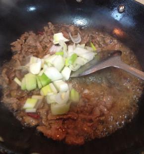 放入葱花和生抽，大火翻炒至汤汁浓稠