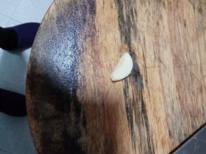 大蒜拍碎，剁成蒜蓉