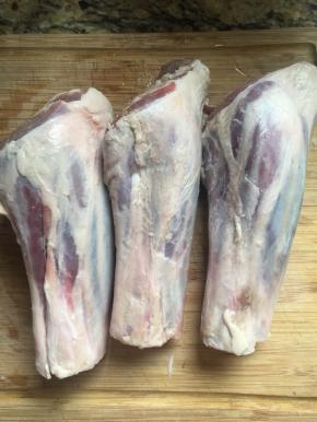 买来的羊腿泡出血水洗净