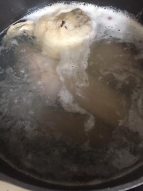 羊腿冷水下锅，煮至沸腾，撇去血沫，捞出羊腿温水洗净