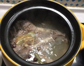 羊腿放入砂锅内，放入八角葱姜和料酒，大火煮开之后转小火煮1个半小时
