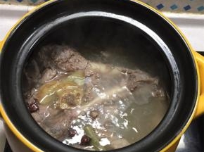 羊腿放入砂锅内，放入八角葱姜和料酒，大火煮开之后转小火煮1个半小时