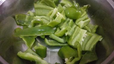 青椒洗净去蒂切成块状备用