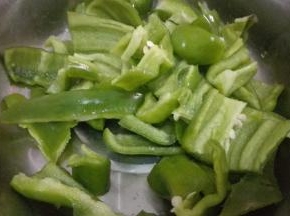 青椒洗净去蒂切成块状备用