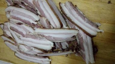 腊肉切成片状