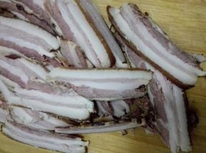 腊肉切成片状